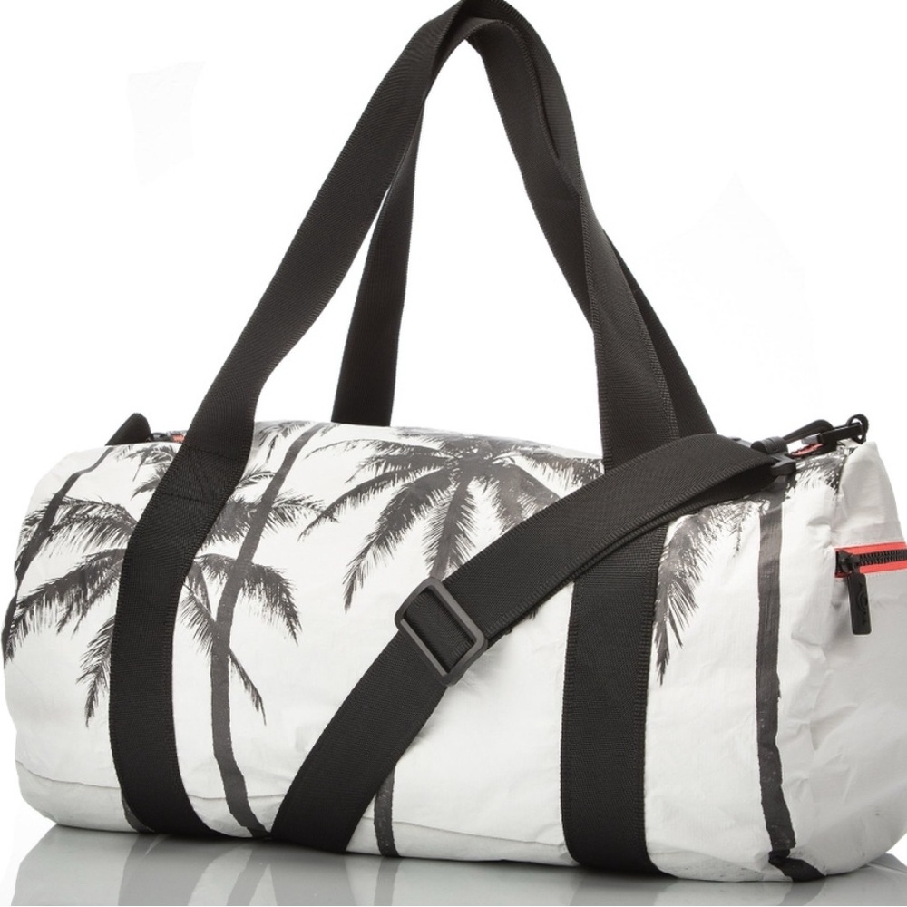 NWT New Aloha Collection Kalapana Palm Tree Splash Proof Samudra Duffle Bag